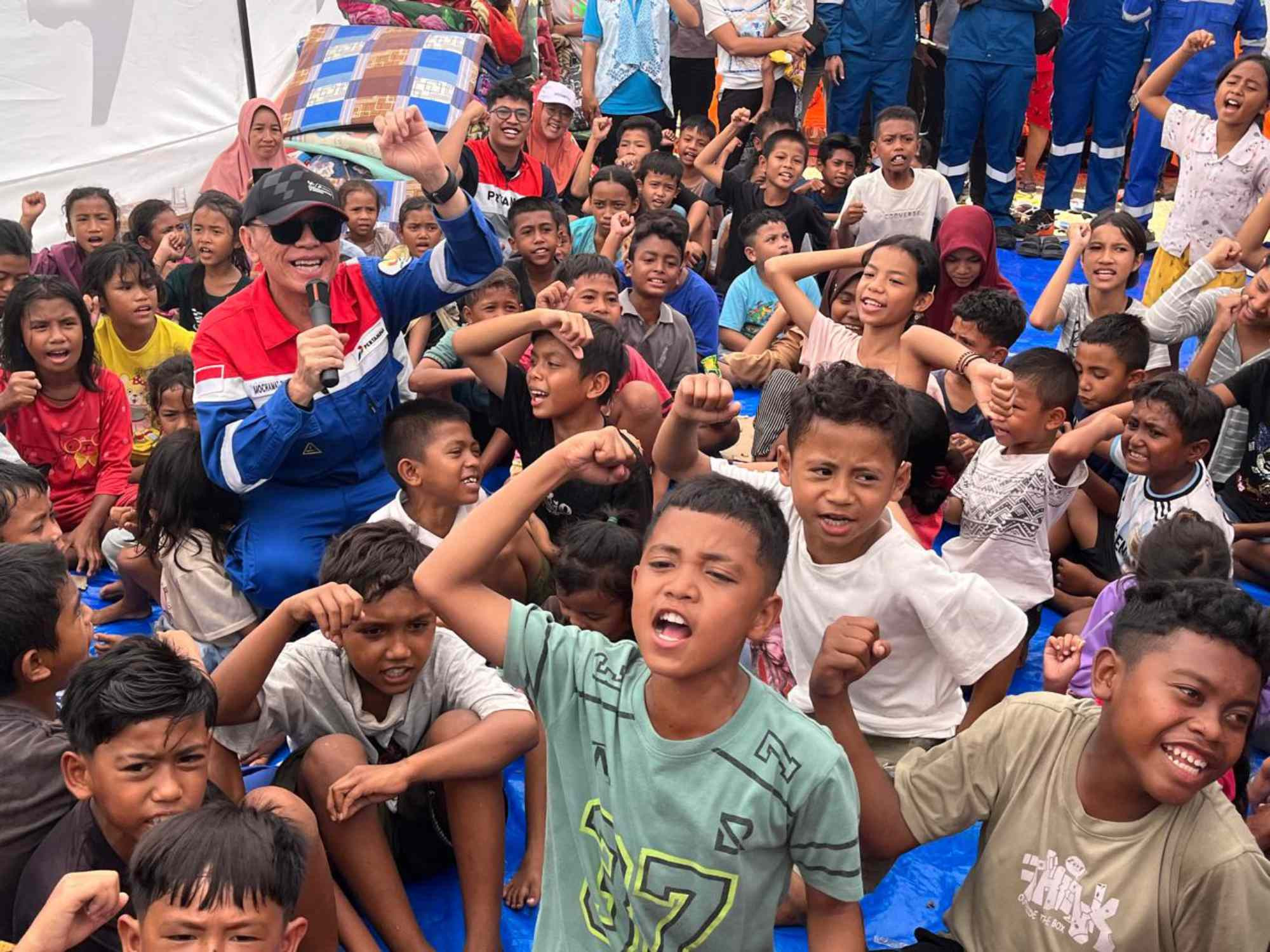 Kunjungan Komut Pertamina ke Korban Gempa NTT, Hiburan untuk Anak-Anak di Reok