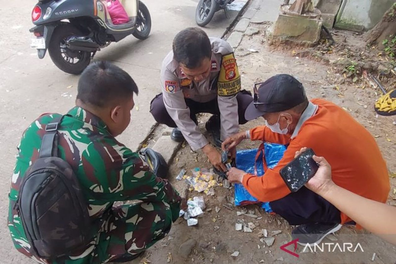 Penggerebekan Sarang Obat Keras di BKT, Pelaku Melarikan Diri Tinggalkan Barang Bukti