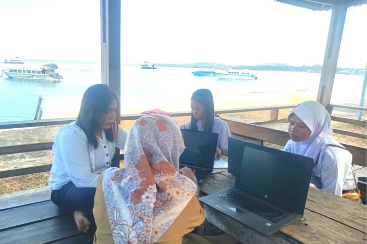 Siswa SLB Kerjakan Soal di Pinggir Pantai karena Sekolah Tak Ada Sinyal