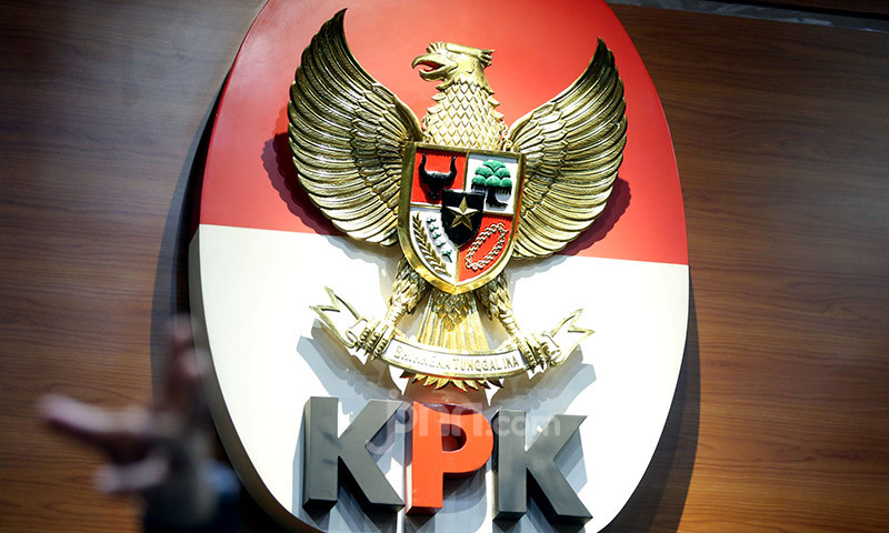 Bupati dan Sekda Kuansing Menyerahkan Diri ke KPK Setelah Menghilang