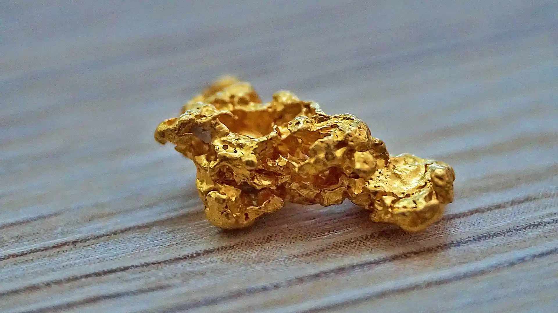Merdeka Gold (EMAS) Alami Kenaikan 4,64 Persen, Peluang Menuju 8.475 Terbuka