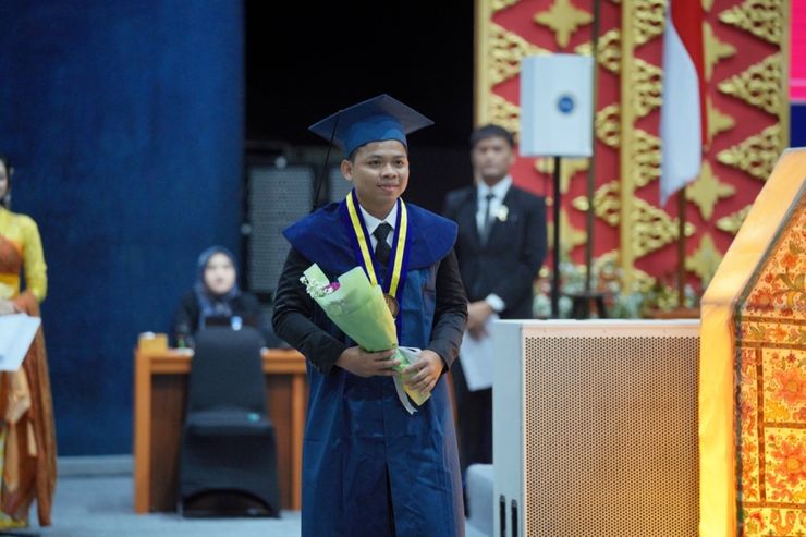 Mengenal Zulfi, Anak Kuli Bangunan yang Menjadi Lulusan Tercepat dan Cumlaude di ITB