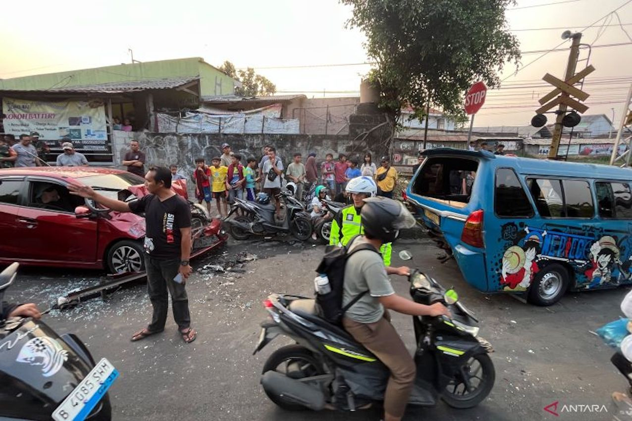 Kecelakaan Beruntun Melibatkan Enam Kendaraan di Perlintasan Kereta Api Bogor