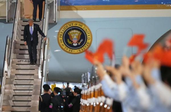 Staf Gedung Putih dan Jurnalis Buang Ponsel Setelah Kunjungan ke China