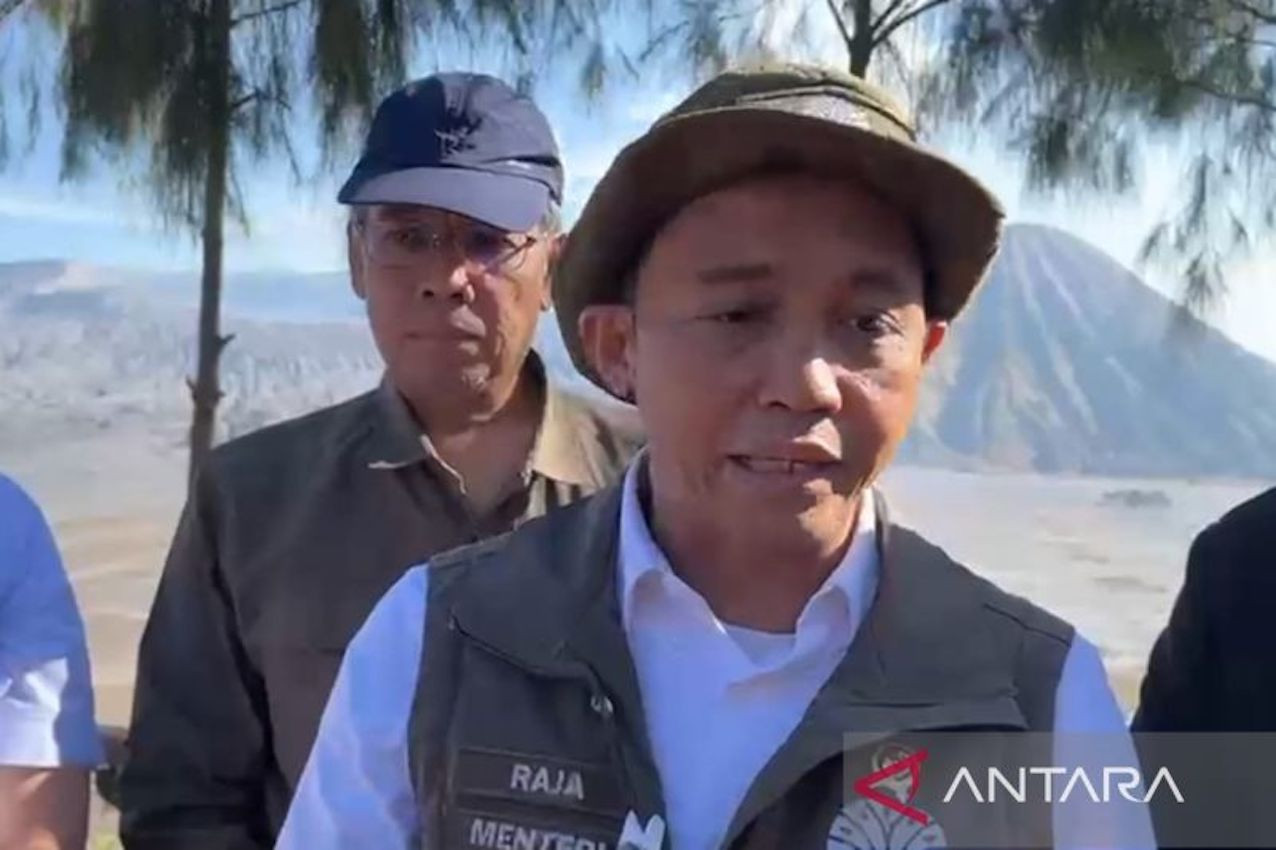 Optimalkan Tiga Helikopter Water Bombing, Menhut Berupaya Padamkan Kebakaran di Lereng Curam Bromo