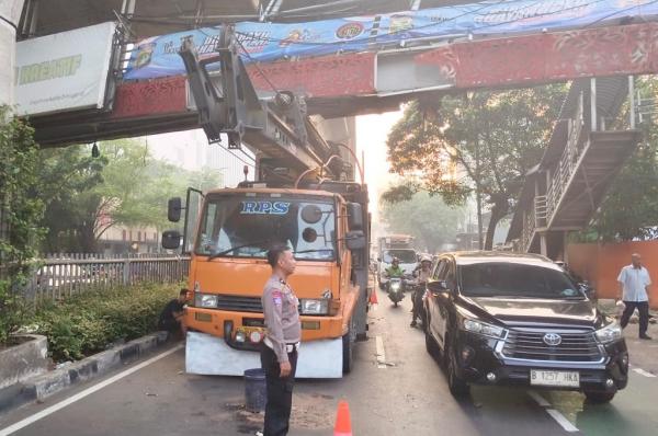 Kemacetan di Jalan Kapten Tendean Jakarta Selatan Akibat Truk Nyangkut di JPO