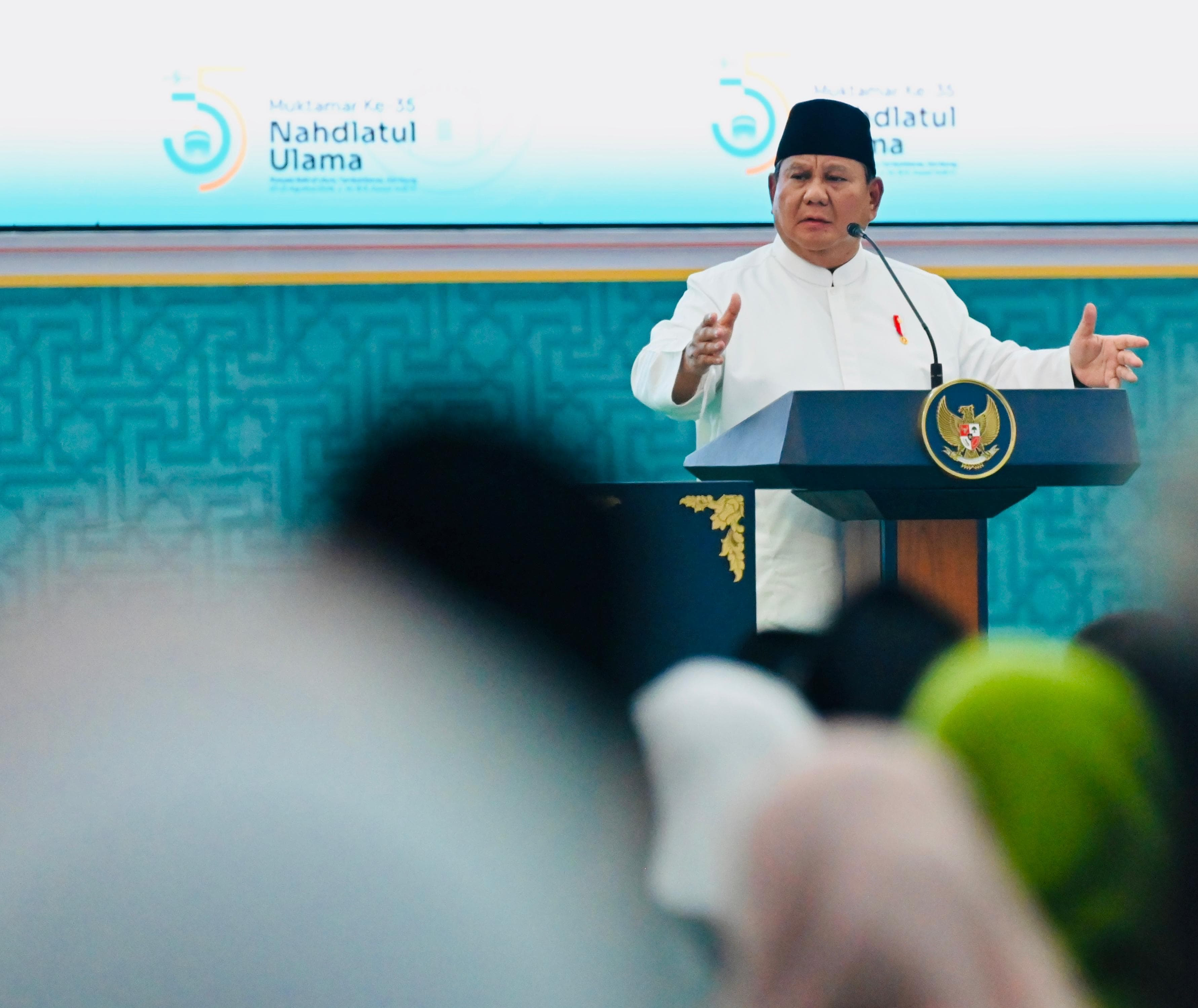 ---
Prabowo Resmikan Penutupan Muktamar ke-35 NU di Jombang

---