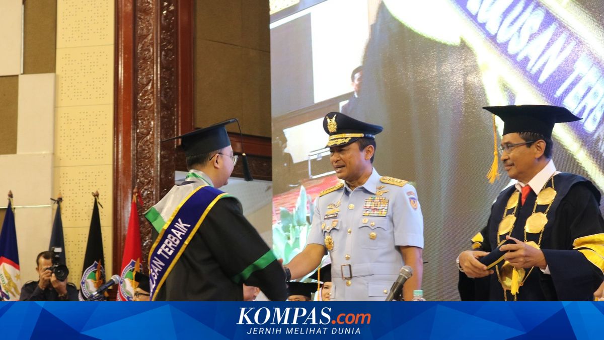 Universitas Dirgantara Marsekal Suryadarma Mengukuhkan 414 Lulusan dan Dua Guru Besar