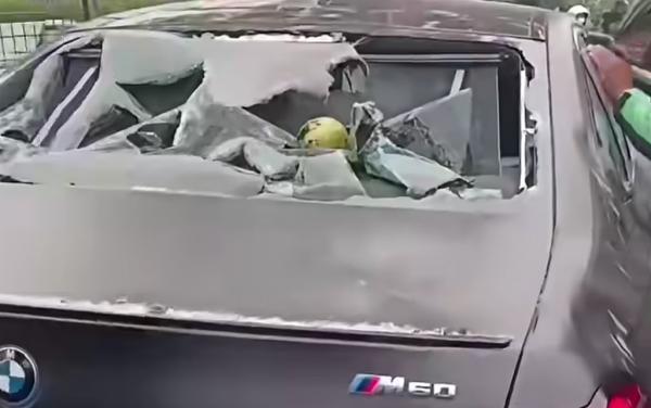 Mobil Listrik BMW Hancur Setelah Tabrak Motor di Jakarta Barat